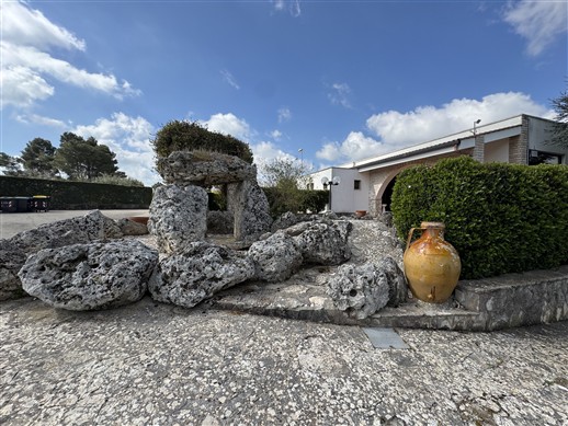 Intera Struttura Ricettiva Con Varie Sale Ristorante, Ampi Spazi Esterni Curati.